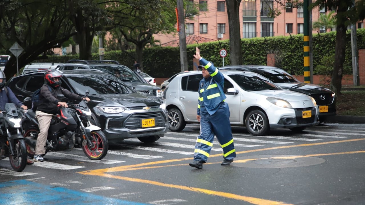 Regulación de agentes de tránsito en la zona cercana a Univalle.