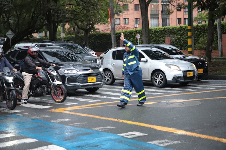 Regulación de agentes de tránsito en la zona cercana a Univalle.