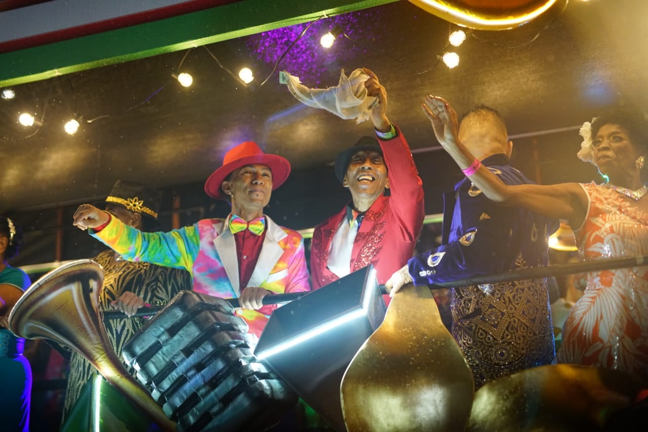 La salsa se mezcló con las diferentes temáticas que tenían las carrozas.