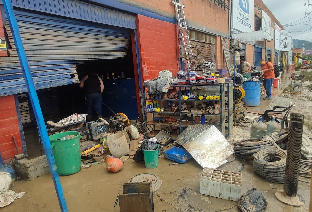 Yumbo: Perdidas millonarias por las inundaciones en la zona industrial de Cencar. Empresarios y trabajadores se encargarán de la limpieza de la zona. Foto José L Guzmán. EL País.