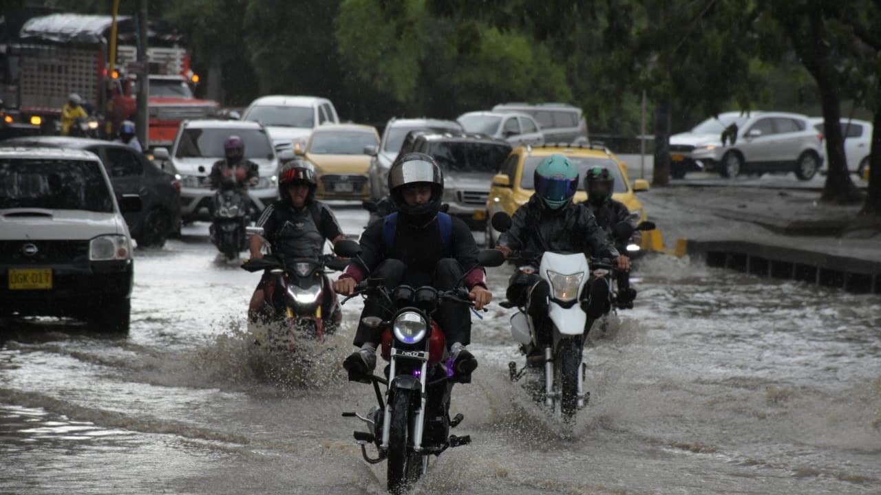 Varias calles inundadas ha dejado la fuerte lluvia que cayó en Cali este miércoles.