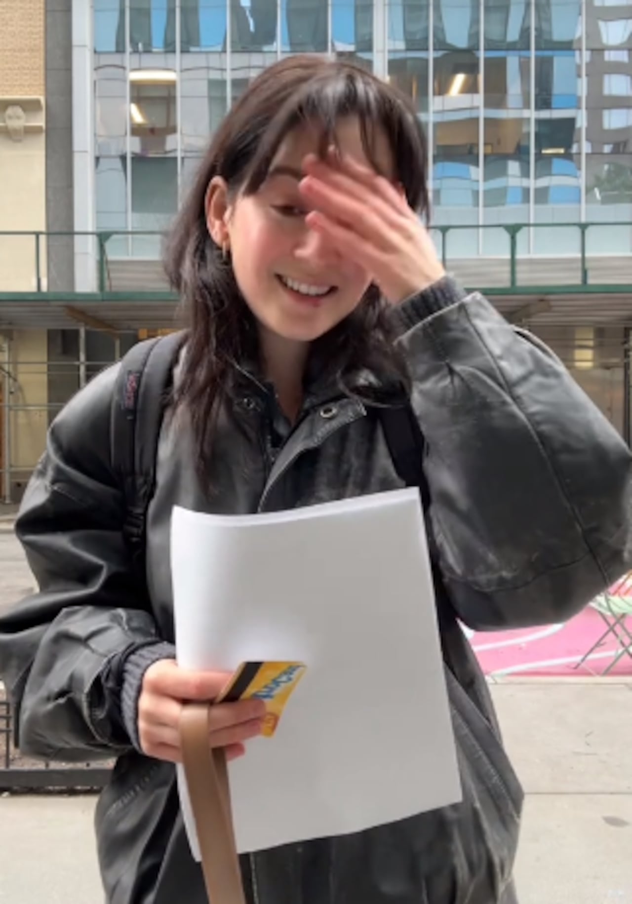 Joven se viraliza en las redes sociales, tras llorar desconsoladamente porque no encuentra un trabajo en Nueva York.