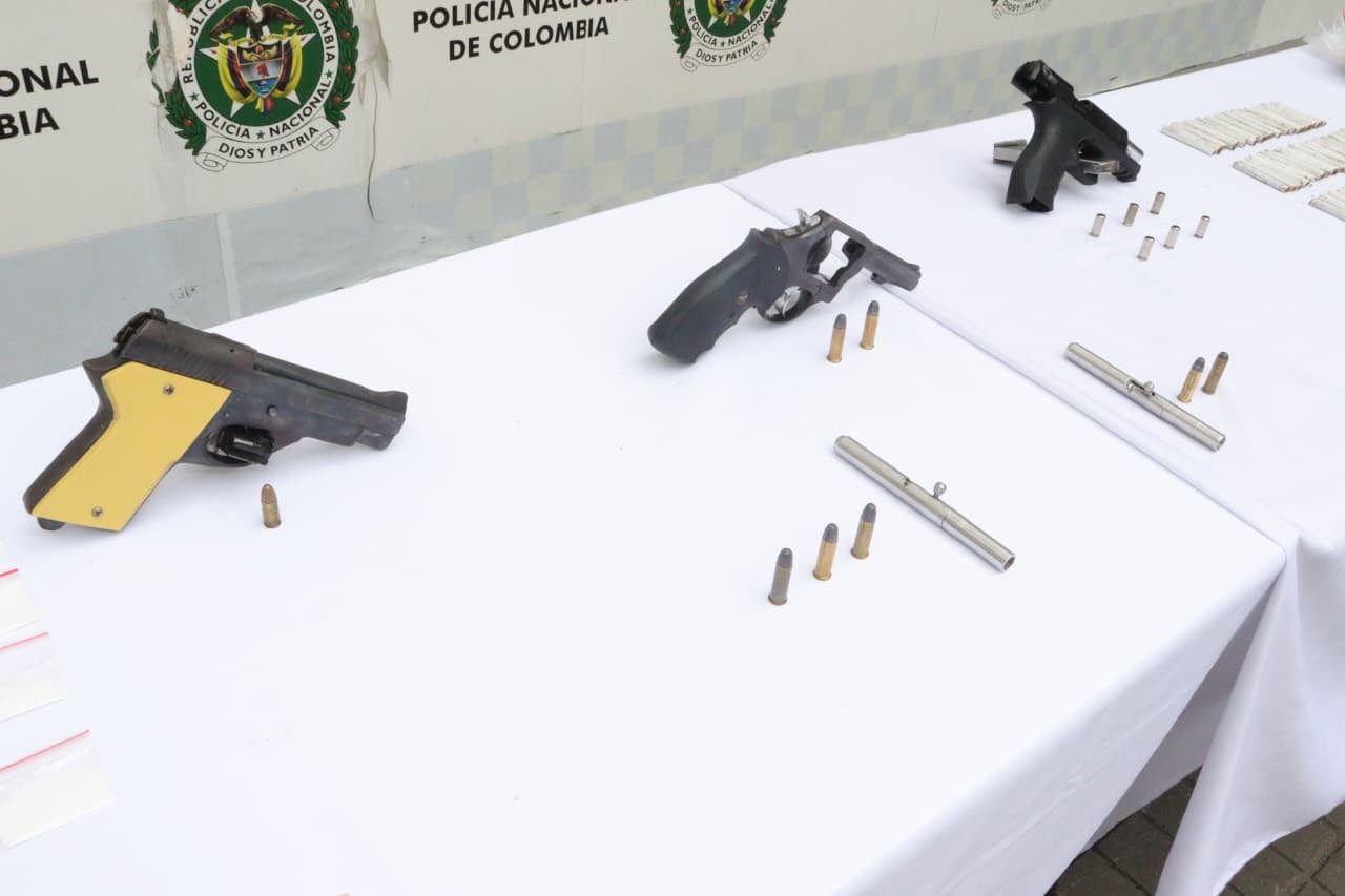 Armas incautadas en el procedimiento policial.