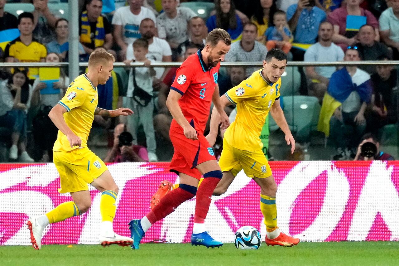 Harry Kane, de Inglaterra, en el centro, juega el balón durante el partido de fútbol del grupo C de clasificación para la Eurocopa 2024 entre Ucrania e Inglaterra en Wroclaw, Polonia, el sábado 9 de septiembre de 2023. (Foto AP/Czarek Sokolowski)