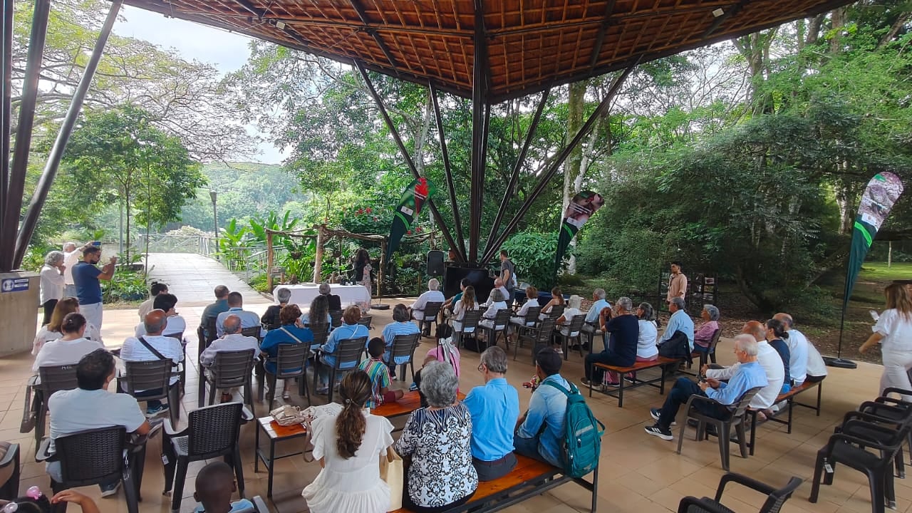 Ciudadanos se reúnen en el Parque del Lago de las Garzas, de Cali, para conmemorar un año más de la fundación del ecoparque y también a las víctimas del Vuelo 965 de American Airlines de 1995.
