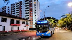 Buses del sistema MÍO permanecen estacionados frente a unidades residenciales de Prados del Norte, donde los vecinos manifiestan inconformidad por el ruido durante las esperas.