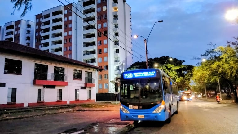 Buses del sistema MÍO permanecen estacionados frente a unidades residenciales de Prados del Norte, donde los vecinos manifiestan inconformidad por el ruido durante las esperas.