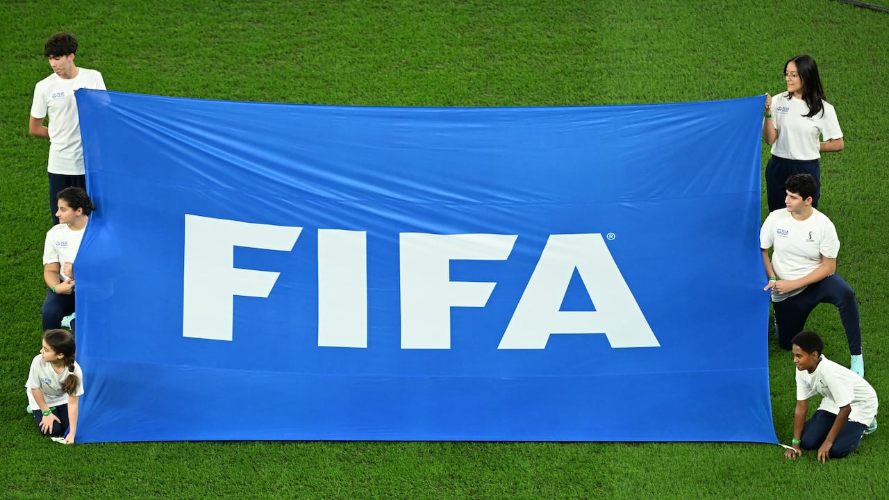 Logo de la FIFA en una de sus competencias oficiales.