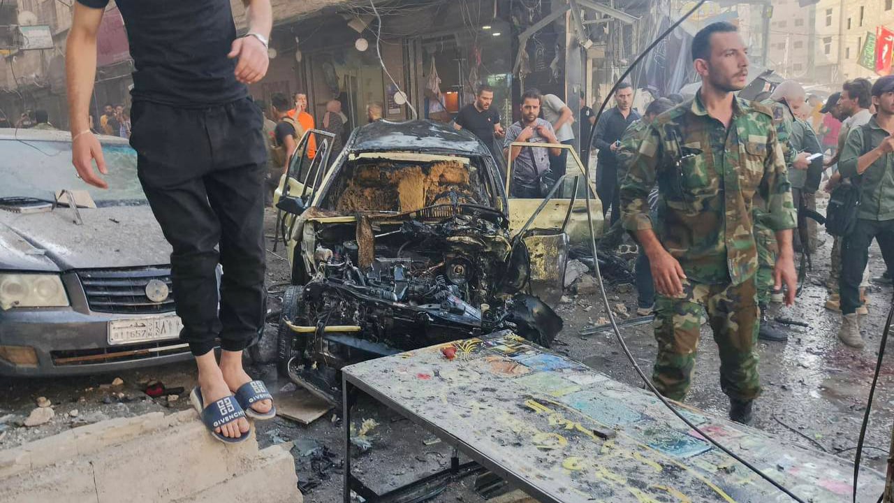 Esta imagen publicada por la televisión siria en su canal de Telegram muestra a personas reunidas en el lugar de una explosión en la ciudad de Sayyida Zeinab, en las afueras de Damasco