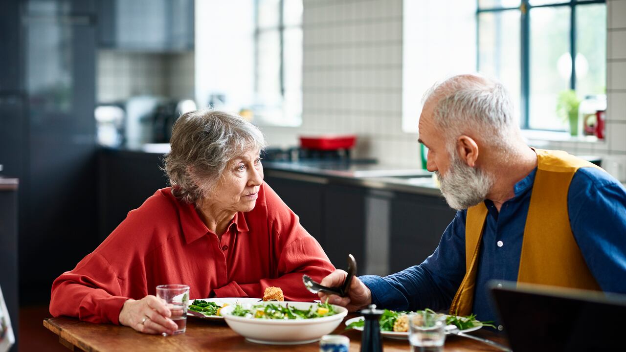 Adultos mayores comiendo