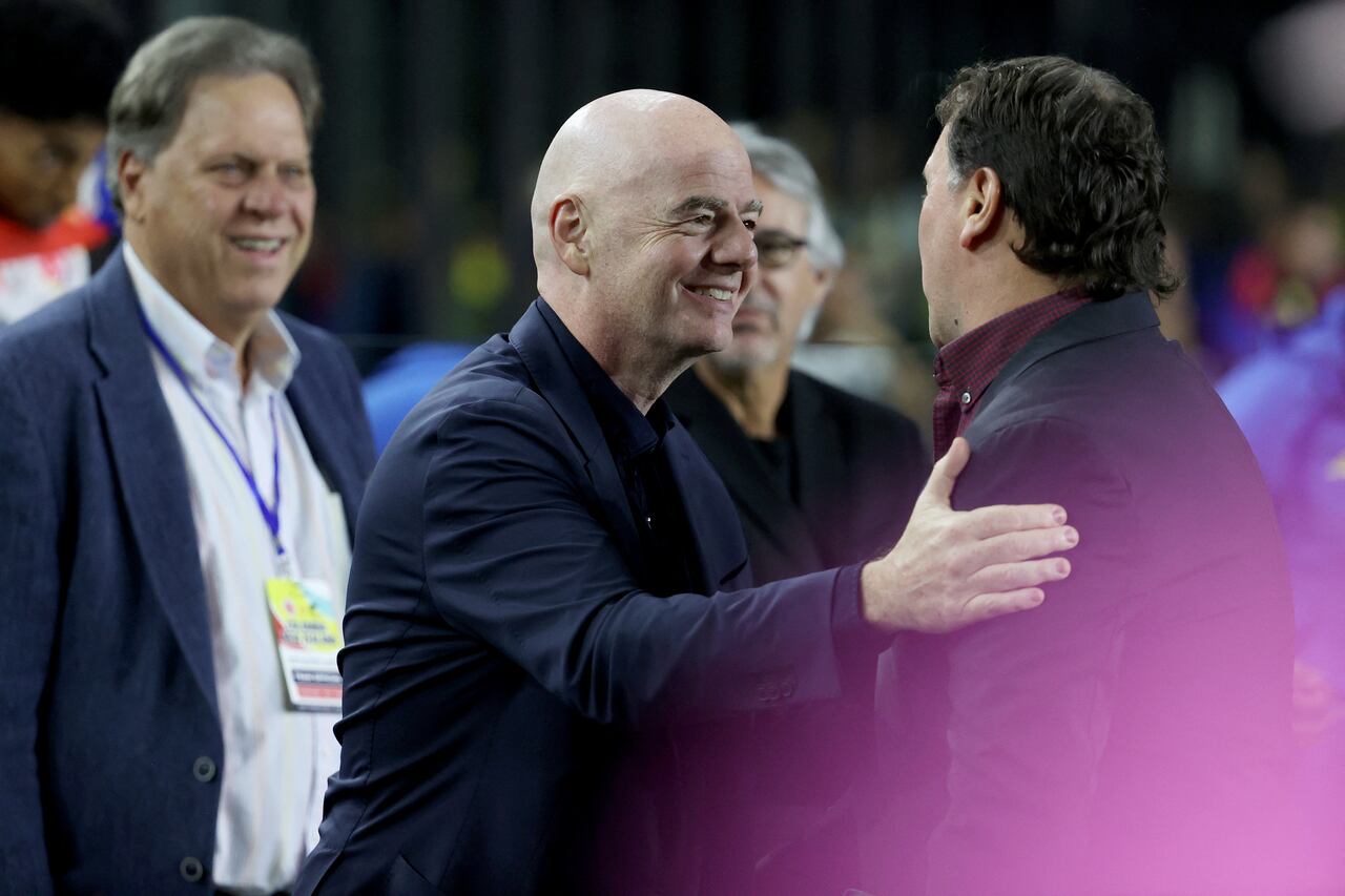 Néstor Lorenzo saludando al presidente de Fifa, Gianni Infantino, en el juego entre Colombia y Nueva Zelanda.