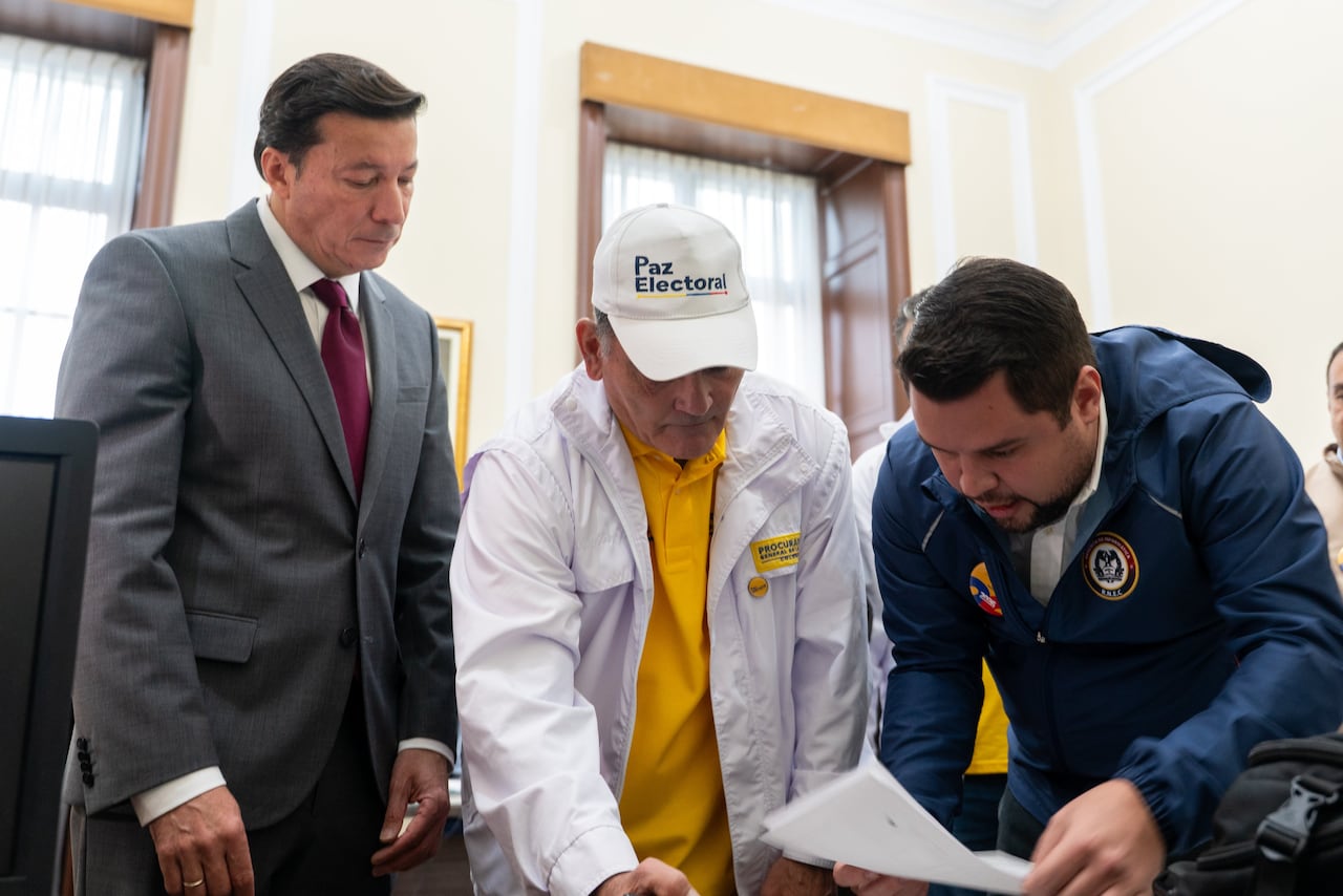 Momento en que era entregado el Código Fuente del software de preconteo y escrutinio.