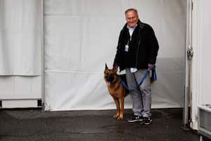 El jardinero jefe de la Casa Blanca, Dale Haney, lleva al perro del presidente Joe Biden, Commander, a dar un paseo por la Casa Blanca el 6 de diciembre de 2022 en Washington, DC. (Foto de Chip Somodevilla/Getty Images)