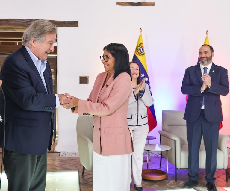 Encuentro entre Gilinski y Delcy Rodríguez abre paso a inversión colombiana en el petróleo venezolano