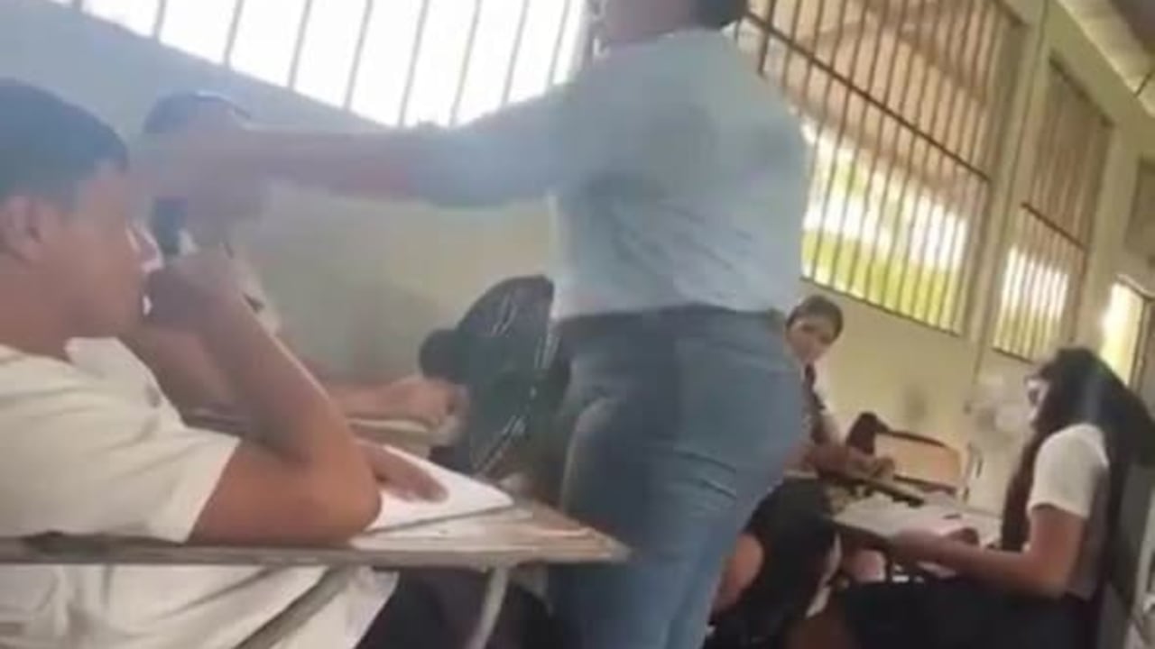 La mujer golpeó a la alumna frente a sus compañeros.