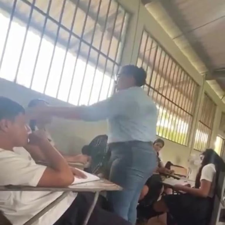 La mujer golpeó a la alumna frente a sus compañeros.