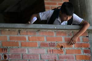 Estudiantes y lugareños participan en una protesta contra la violencia luego de que la escuela José María Obando fuera alcanzada por disparos durante los combates que tuvieron lugar el 5 de septiembre entre la Policía colombiana y el frente de la disidencia de las FARC EP Dagoberto Ramos en Corinto, departamento del Cauca.