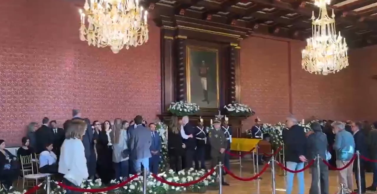 Ciudadanos han comenzado a llegar al Palacio San Carlos.