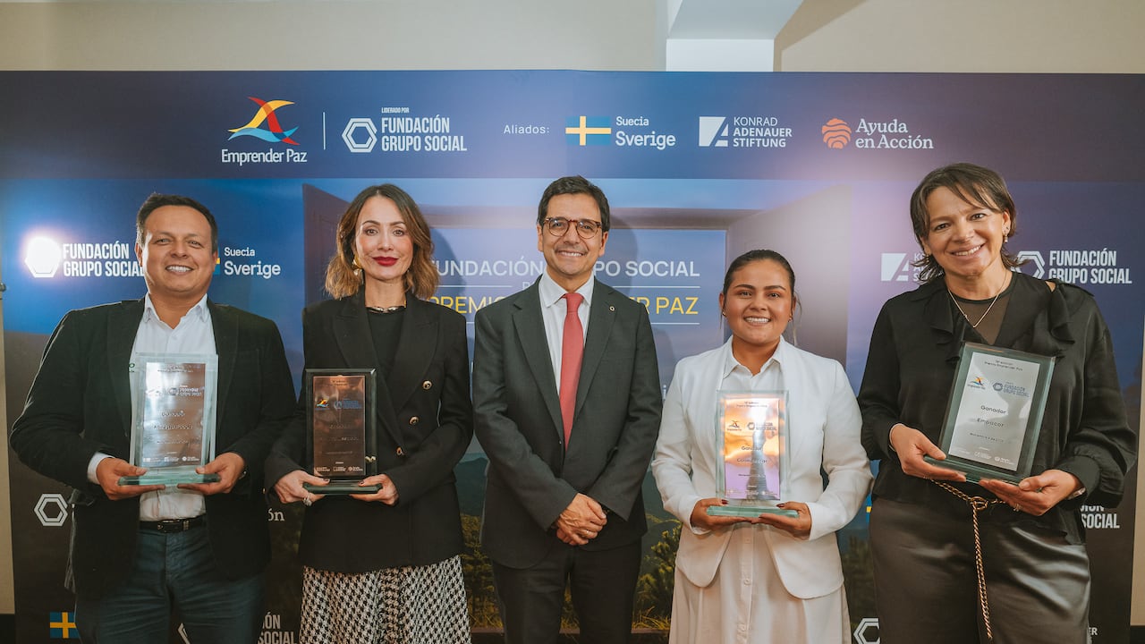 La 18 edición de los Premios Emprender Paz se realizó el pasado 6 de noviembre. Estos son los ganadores junto al presidente de la Fundación Grupo Social, Juan Carlos Gómez.