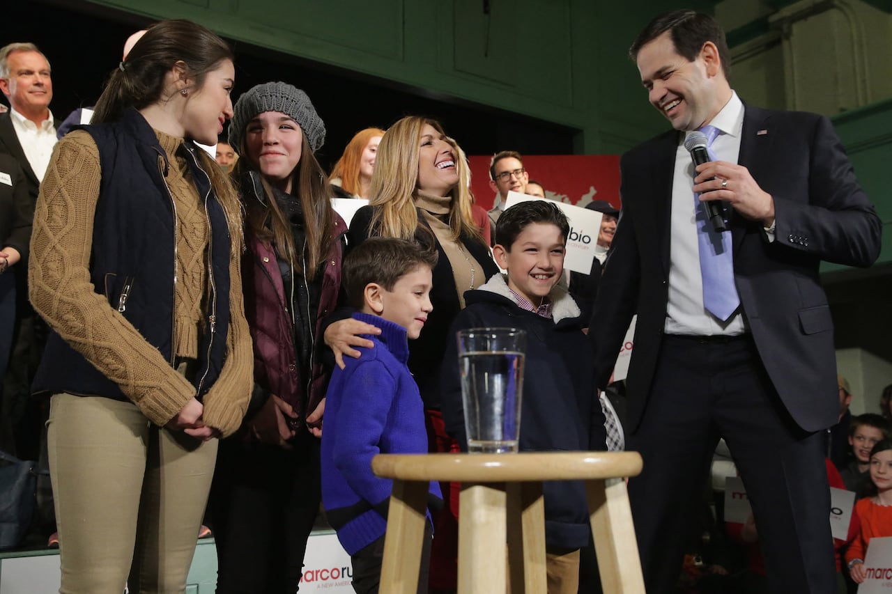 Marco Rubio presentando a su familia en medio de una conferencia.