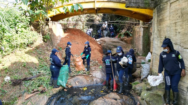 Recicladores de oficio y el Dagma han liberado de residuos 26 kilómetros de fuentes hídricas