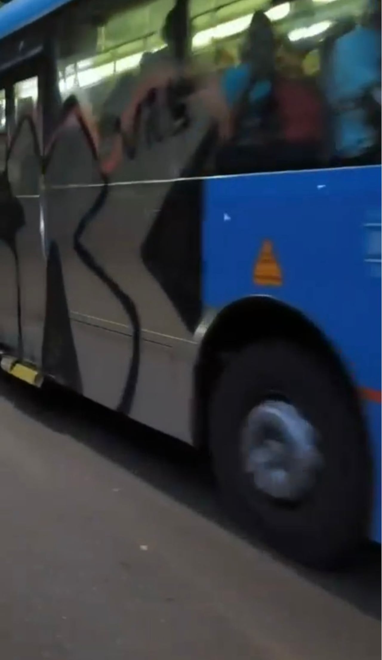 Bus del MIO terminó vandalizado el viernes 8 de mayo en inmediaciones de Univalle.