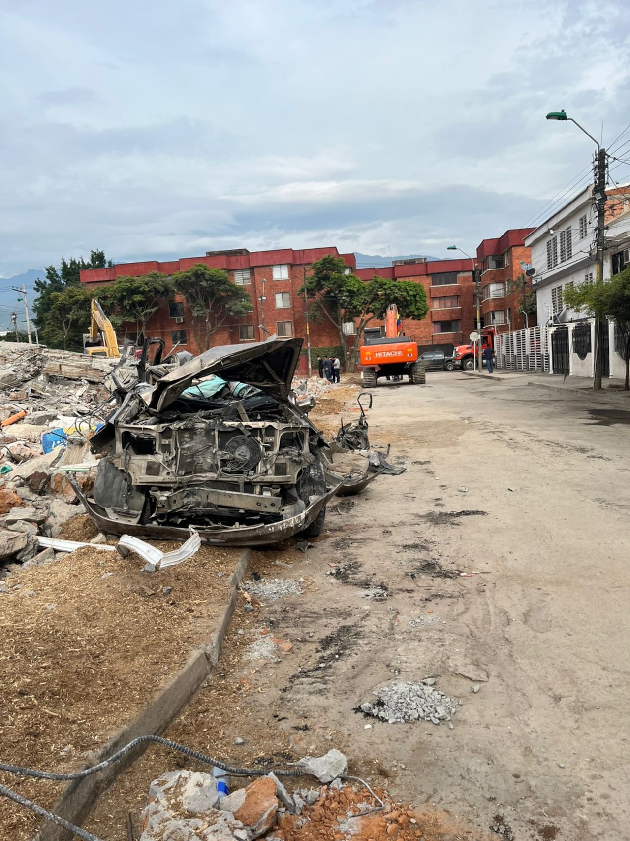 Así quedó el carro después del retiro del edificio. La familia pide respuestas sobre el procedimiento.