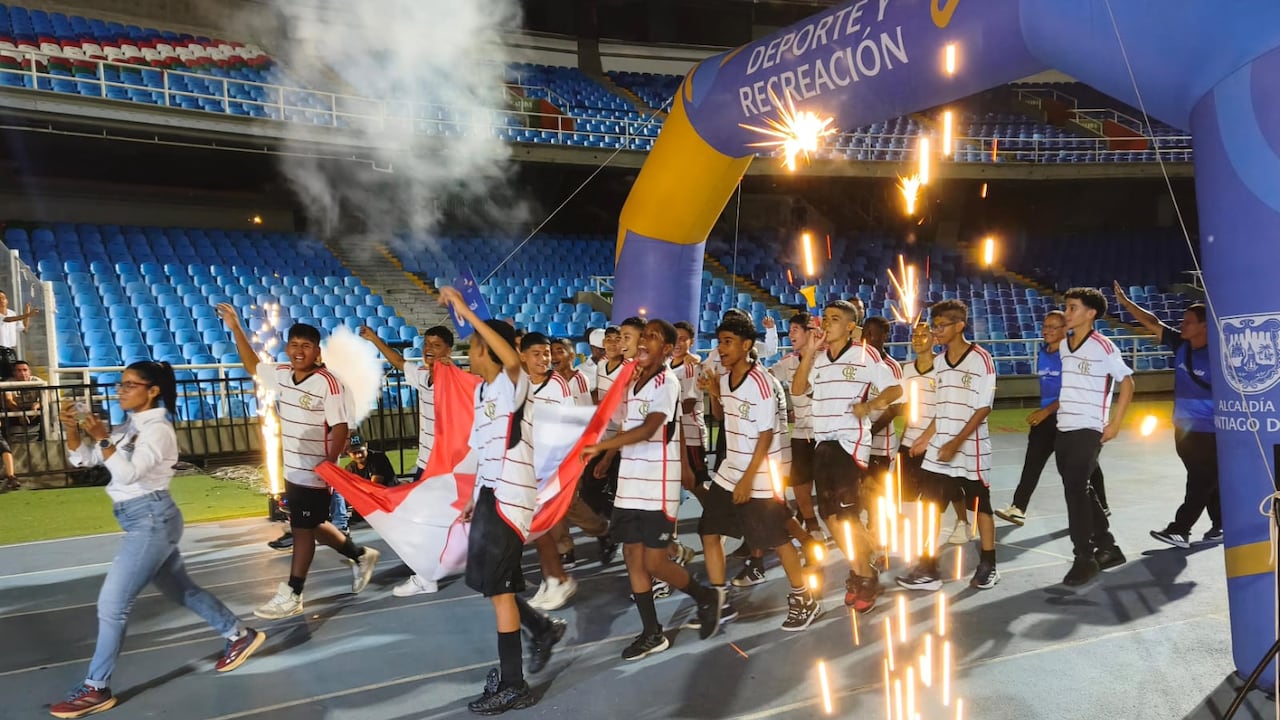 Cerca de 960 menores de 15 años, representando a 48 comunas y corregimientos de Cali, desfilaron en el Pascual Guerrero luciendo los colores de diferentes países del mundo.