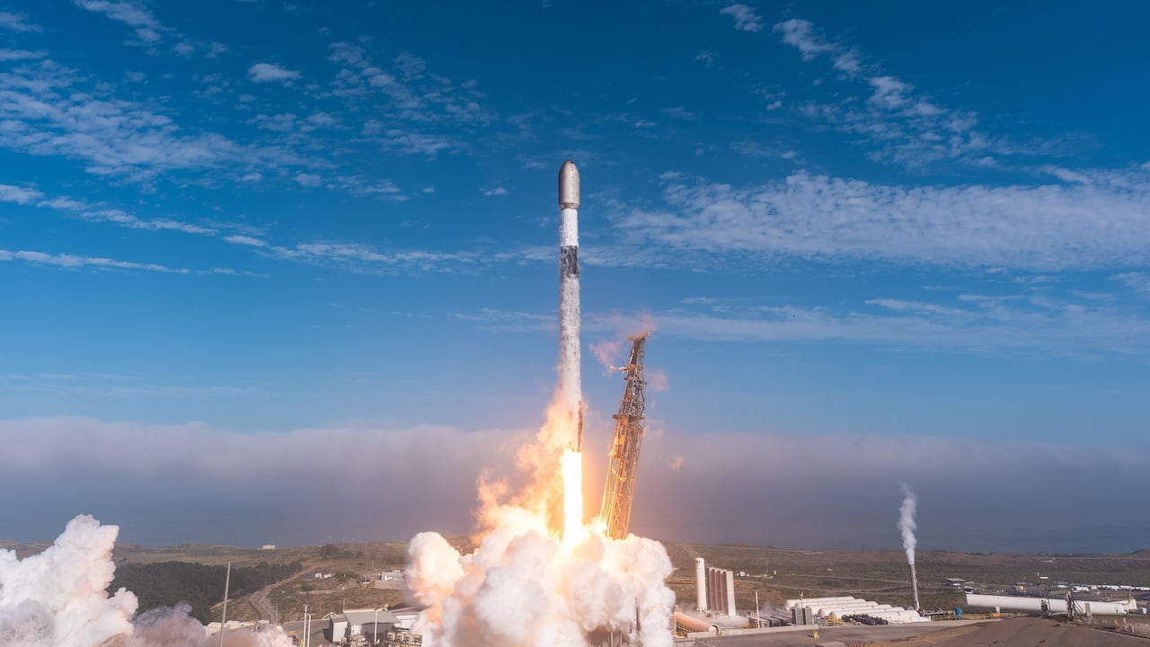 Fotografía de referencia de un lanzamiento de un Falcon 9 de SpaceX. Una etapa superior de este tipo de cohetes se estrellará de forma controlada contra la Luna.