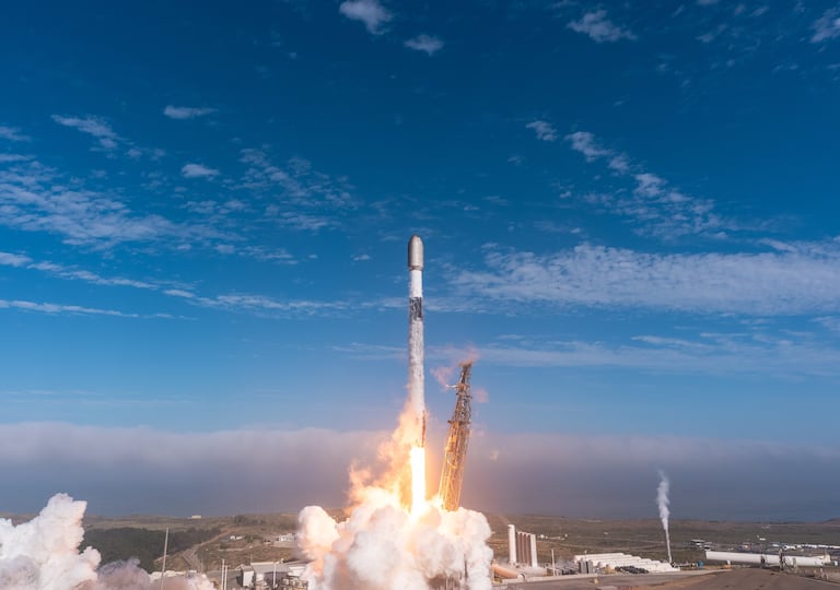 Fotografía de referencia de un lanzamiento de un Falcon 9 de SpaceX. Una etapa superior de este tipo de cohetes se estrellará de forma controlada contra la Luna.