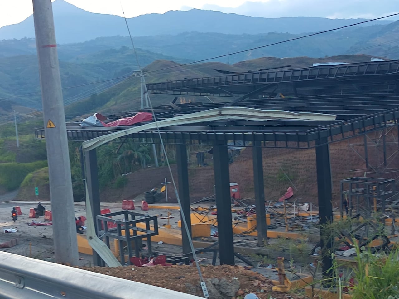 Comunidades de Mondomo reportaron la destrucción del peja ubicado en este punto de la vía Cali-Popayán, hecho violento registrado en la madrugada de este sábado 8 de agosto.