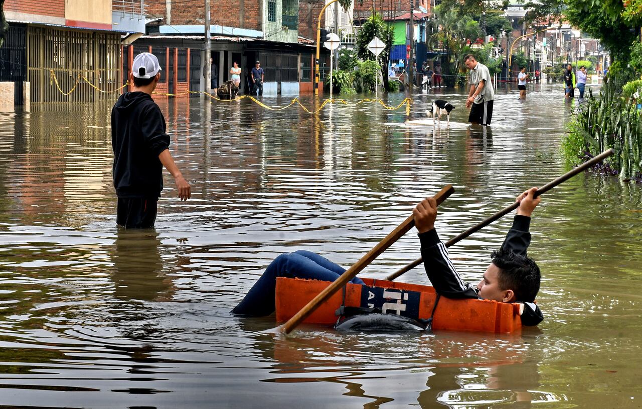 Inundaciones en el oriente de Cali tras lluvias en la madrugada de este martes. fotos Raúl Palacios