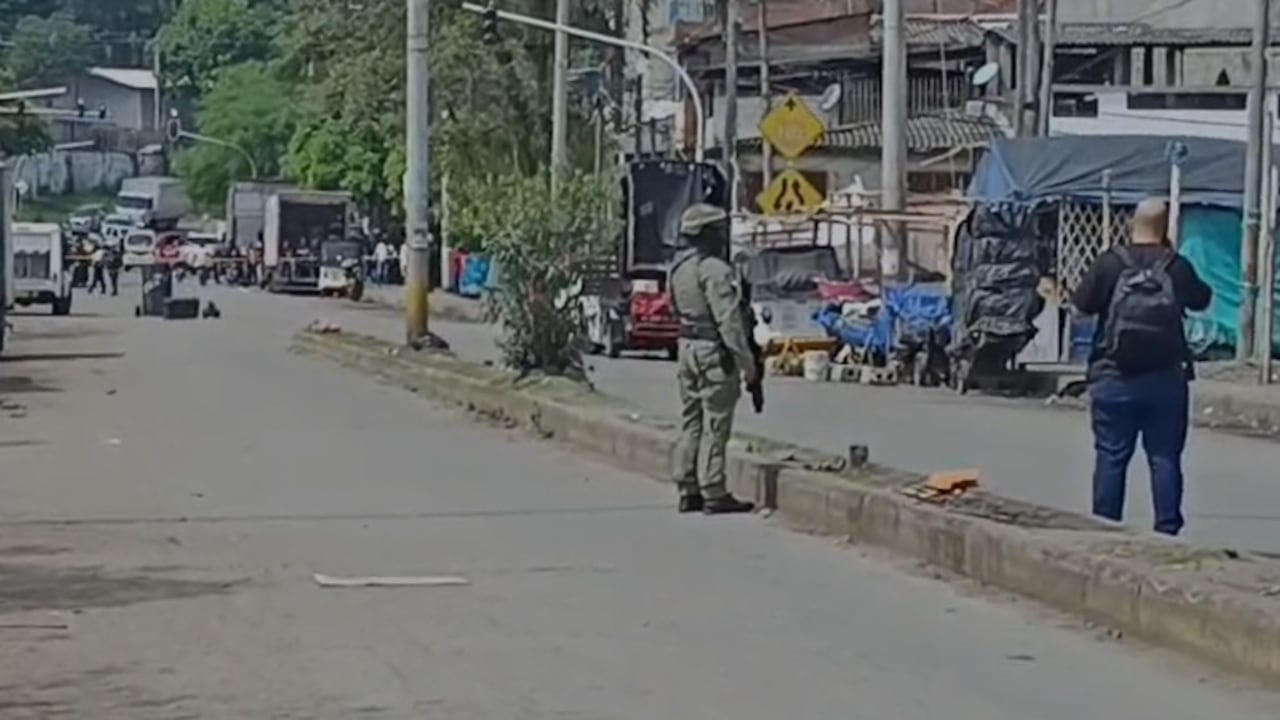 Personal especializado en manejo de explosivos adelanta las labores técnicas para establecer las condiciones del material y proceder a su neutralización de manera segura.
