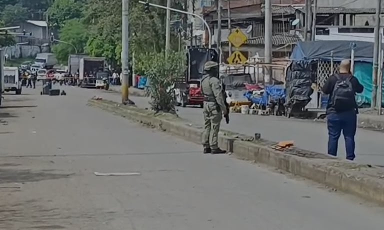 Personal especializado en manejo de explosivos adelanta las labores técnicas para establecer las condiciones del material y proceder a su neutralización de manera segura.