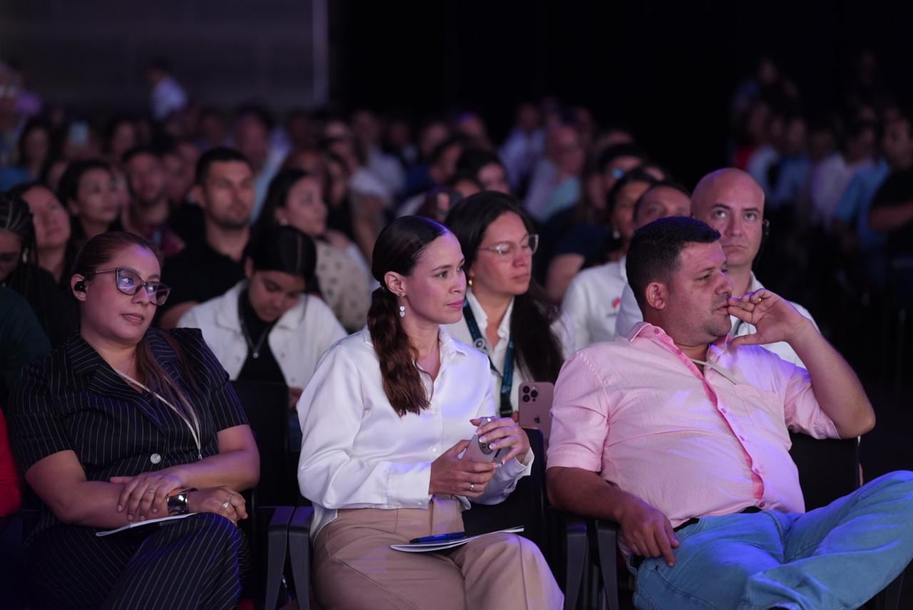 Empresarios y conferencistas participaron en Exponegocios 2026, encuentro organizado por la Cámara de Comercio de Cali para promover liderazgo, innovación y transformación empresarial.