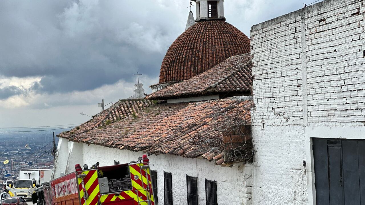 Realizan el rescate de una mujer de 27 años que cayó por un abismo junto a su mascota.