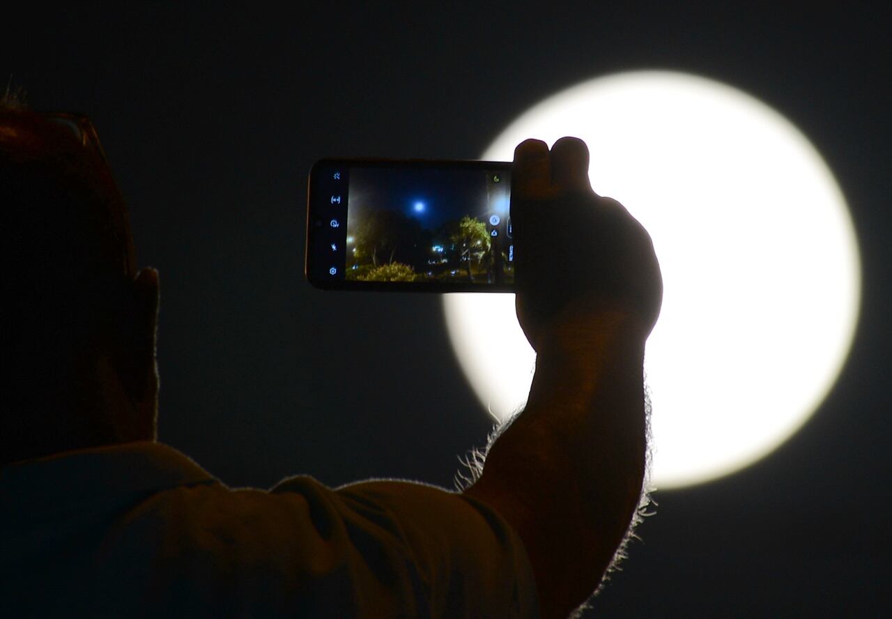 Cali: Superluna azul este miércoles 30 de agosto, se pudo apreciar por segunda vez en este mes. Foto José L Guzmán. El País, agosto 29-23.