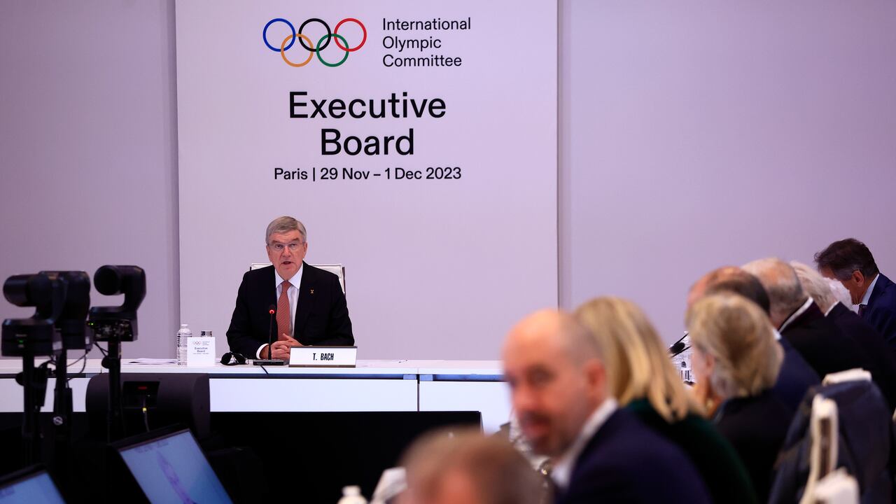 El presidente del Comité Olímpico Internacional (COI), Thomas Bach (centro), preside una reunión de la Junta Ejecutiva del COI para discutir los planes olímpicos de París 2024 y las próximas ediciones de los Juegos Olímpicos, el miércoles 29 de noviembre de 2023 en París. Los miembros de la junta ejecutiva del COI también se reunirán con el Comité Organizador de París 2024 y visitarán una sede. (Foto AP/Aurelien Morissard)
