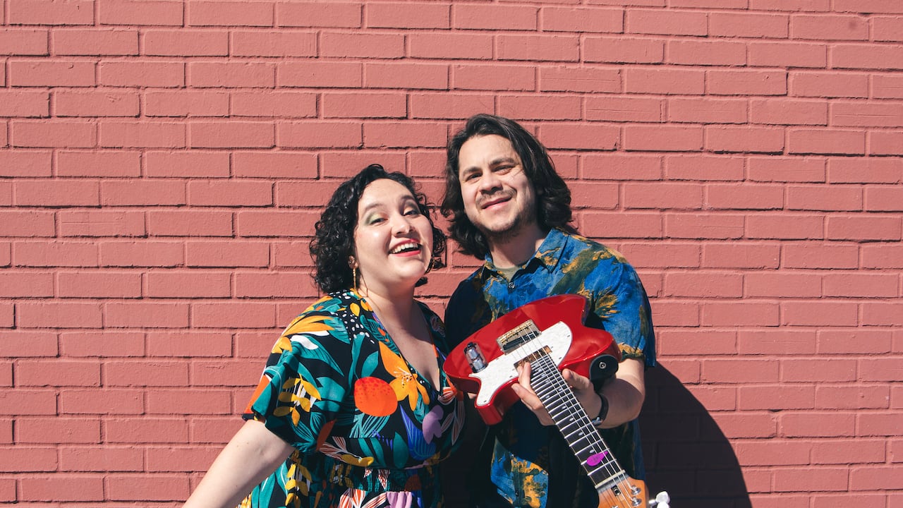 Los dos integrantes principales y fundadores de Color Nativo son Catalina Forero (vocalista) y Mateo Orozco (guitarrista y productor)..