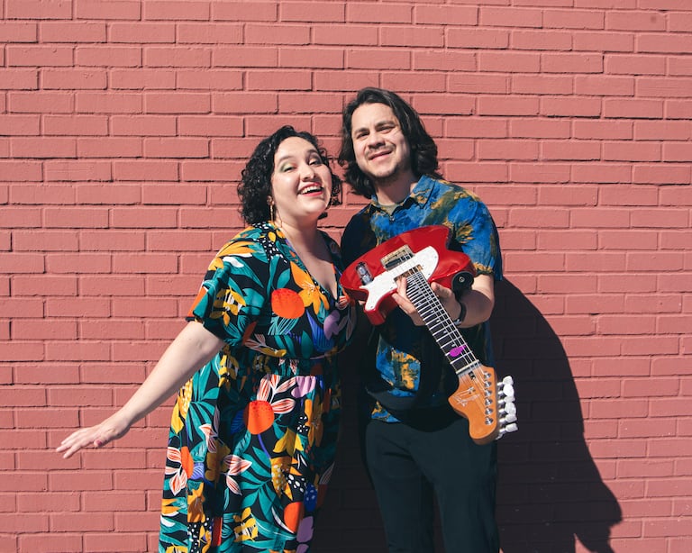 Los dos integrantes principales y fundadores de Color Nativo son Catalina Forero (vocalista) y Mateo Orozco (guitarrista y productor)..
