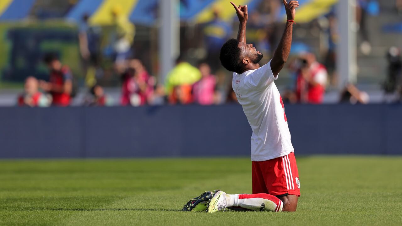 Miguel Ángel Borja, de River Plate, celebra marcar el gol inicial contra Boca Juniors durante un partido de cuartos de final de la liga argentina de fútbol en el estadio Mario Kempes de Córdoba, Argentina, el domingo 21 de abril de 2024. (Foto AP/Nicolas Aguilera)