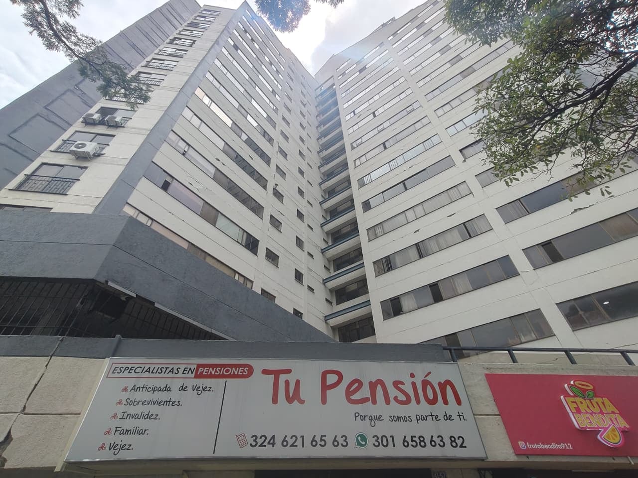 Edificio Marañón: dos torres que dejaron de golpearse. Después del terremoto de 2004, las dos estructuras, que habían sido diseñadas como edificios independientes, fueron unidas mediante una intervención de reforzamiento. Según el ingeniero Gilberto Areiza, la decisión contribuyó a su comportamiento durante el terremoto del 10 de agosto de 2026.
