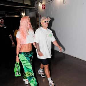 karol g y Feid (Ferxxo) confirmaron su romance al salir tomados de la mano en Miami