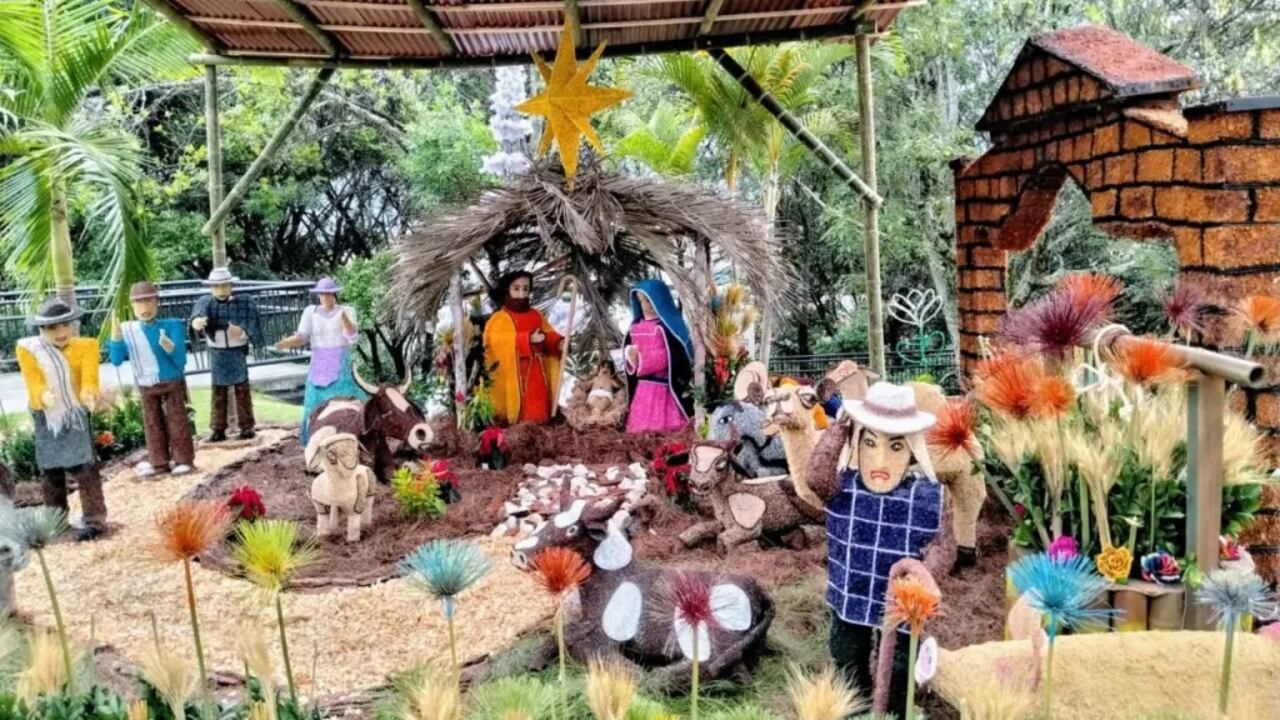 Pesebre floral en el Pueblito Paisa, montado con flores por los silleteros de Santa Elena como parte de la decoración navideña.