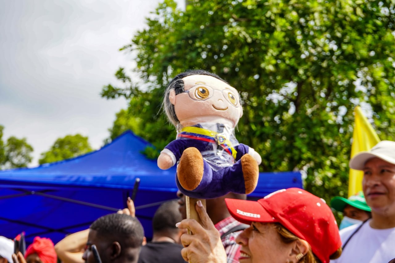 Muñeco en alusión al presidente Gustavo Petro en Puerto Rellena, Cali.
