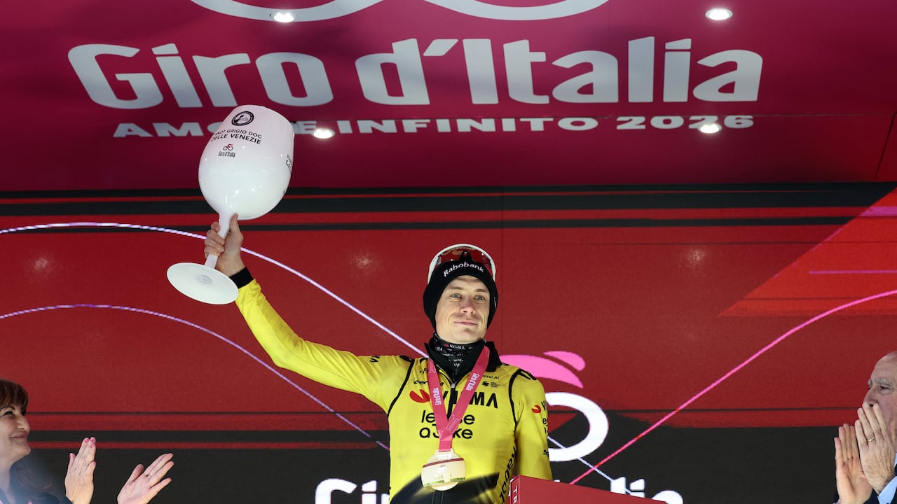 El ciclista danés Jonas Vingegaard, del equipo Visma Lease a Bike, celebra en el podio tras ganar la novena etapa del Giro de Italia 2026, que discurre entre Cervia y Corno alle Scale, cerca de Doganaccia, en el centro de Italia, el 17 de mayo de 2026. (Foto de Luca Bettini / AFP)