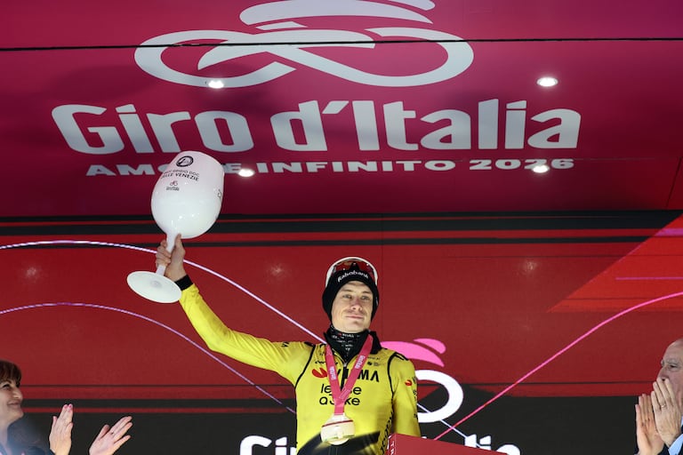 El ciclista danés Jonas Vingegaard, del equipo Visma Lease a Bike, celebra en el podio tras ganar la novena etapa del Giro de Italia 2026, que discurre entre Cervia y Corno alle Scale, cerca de Doganaccia, en el centro de Italia, el 17 de mayo de 2026. (Foto de Luca Bettini / AFP)