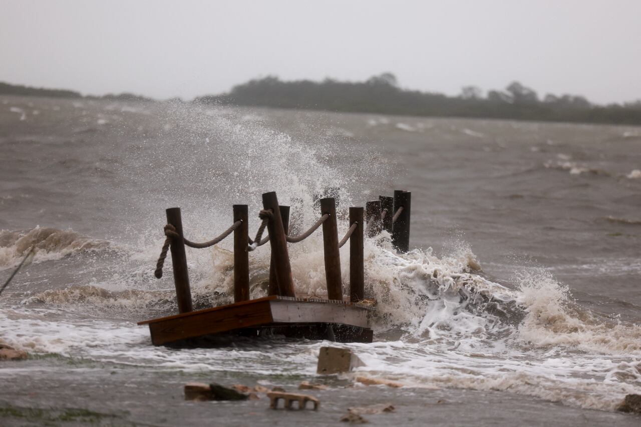 Las olas chocan contra un muelle mientras los fuertes vientos, la lluvia y la marejada ciclónica del huracán Debby inundan un vecindario el 5 de agosto de 2024 en Cedar Key, Florida.