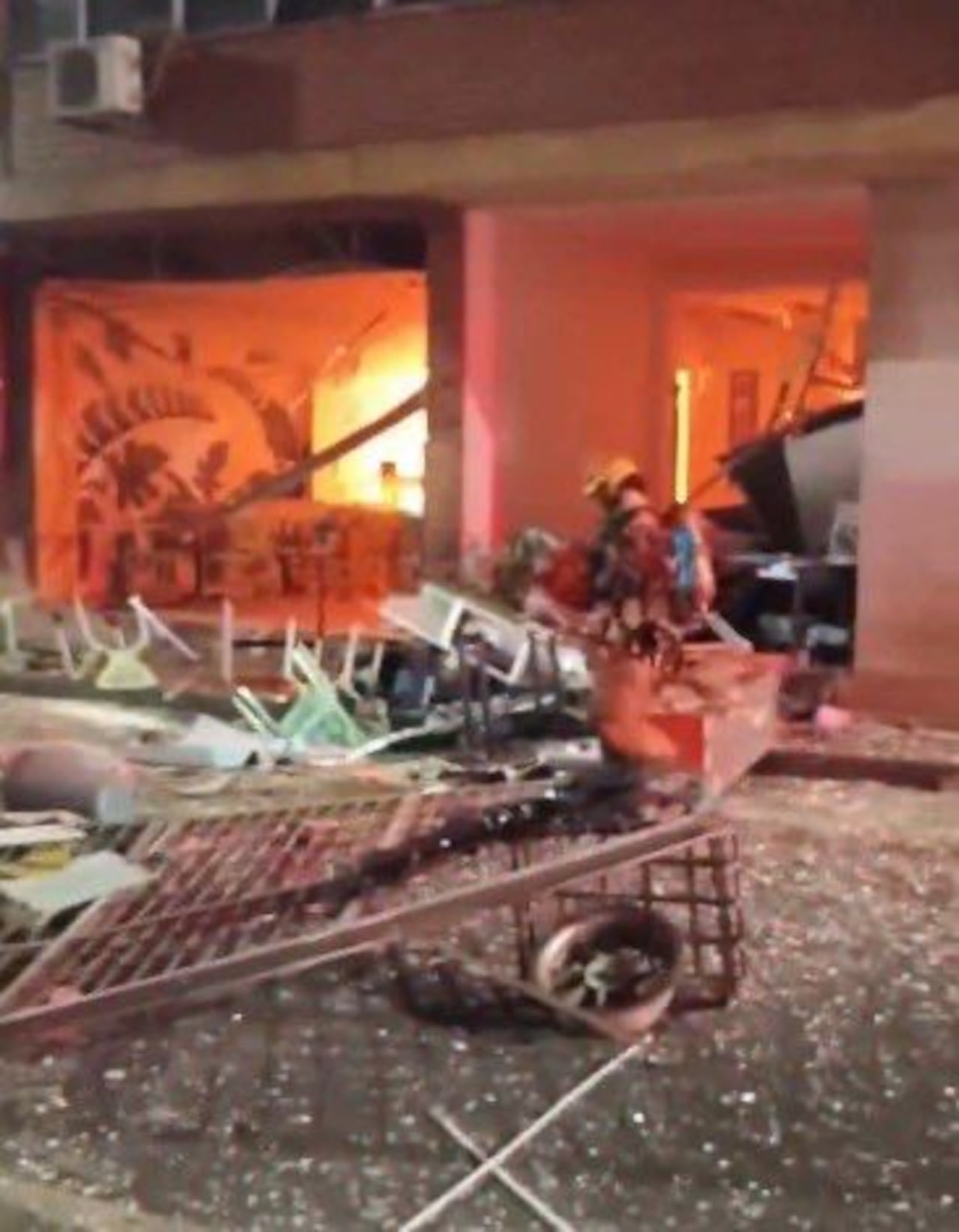 Incendio tras explosión sacude el barrio San Pedro, Cali.