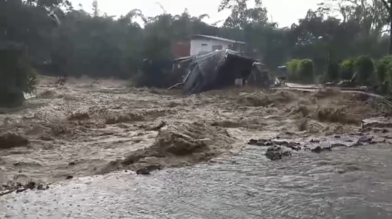 El agua está punto de llevarse esta vivienda en la vereda La María, ubicada a unos 15 minutos del casco urbano de Buga.